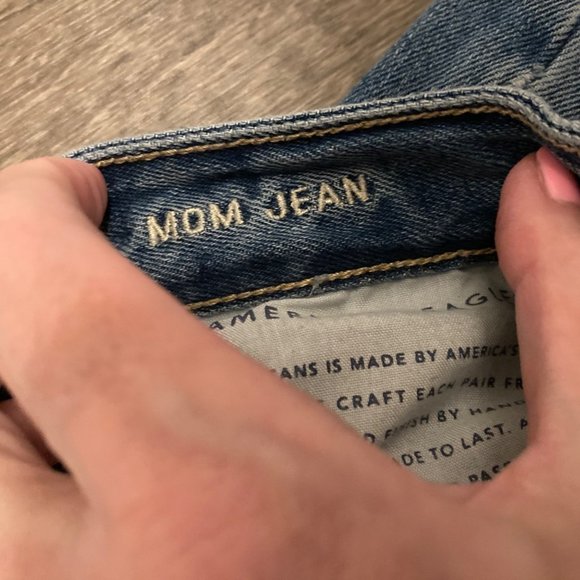 American Eagle Mom Jean Size 2 Reg Med Wash Distressed Style Frayed Hem - Picture 5 of 8